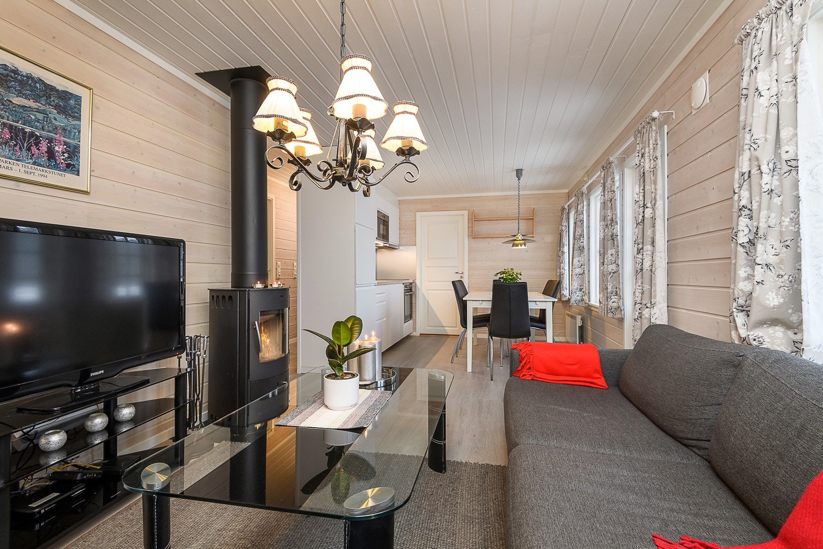 Møbleringsvennlig stue i åpen løsning mot kjøkkenet med god plass til både salong og spisegruppe. Galleribilde