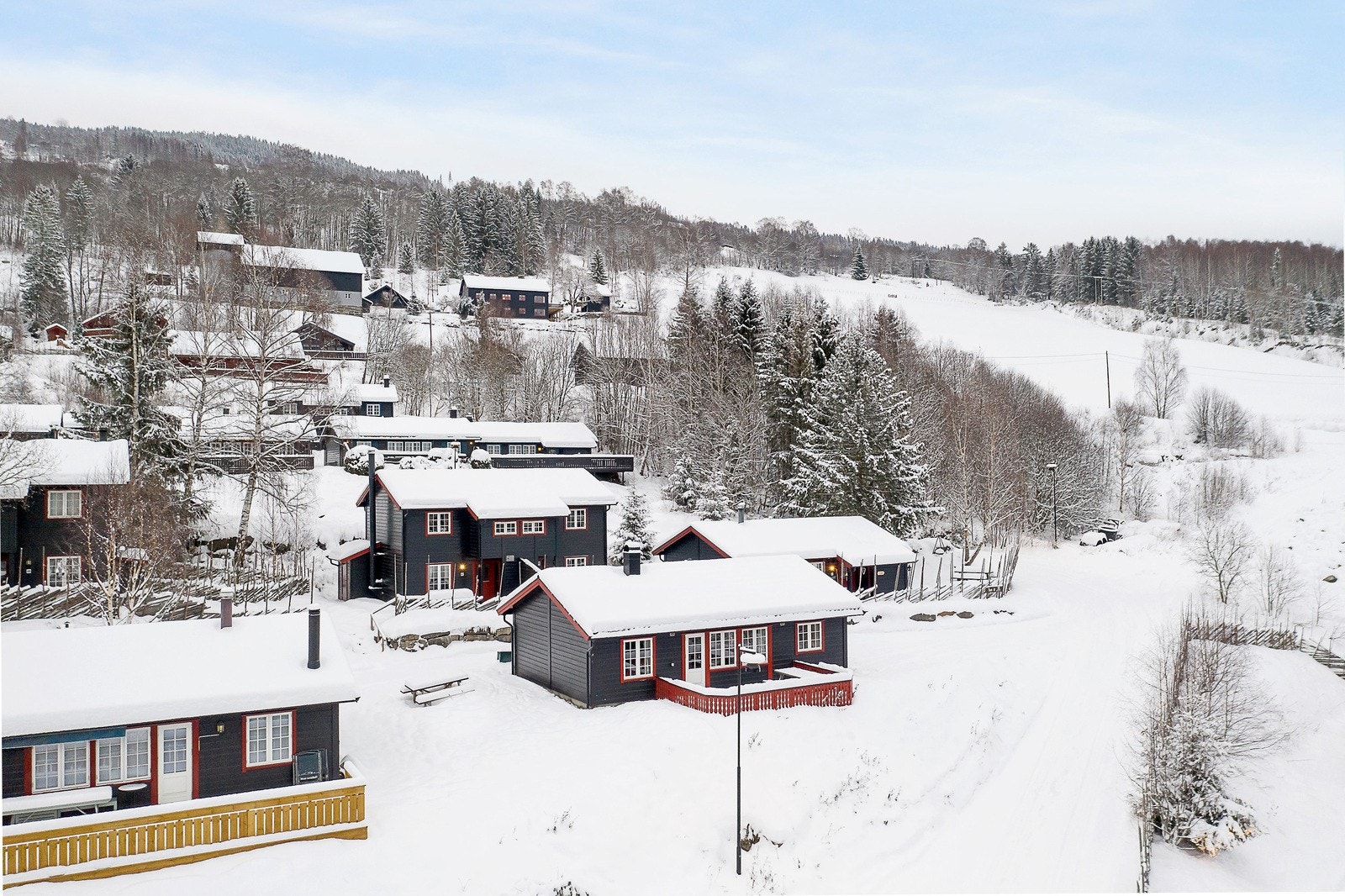 Transportløypa til og fra alpinanlegget går rett ved tunet - enkelt for både voksne og barn å komme seg til og fra alpinbakken. Galleribilde