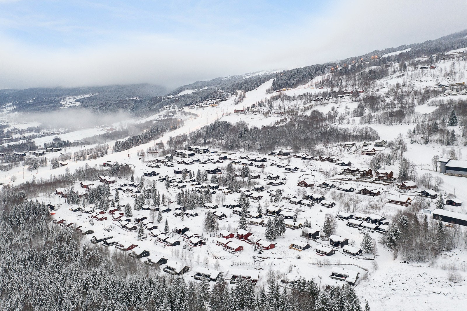 Hafjell er et av Norges mest populære hytteområder med beliggenhet ca. 15 km nord for Lillehammer og ca 2,5 timer med bil fra Oslo. Galleribilde