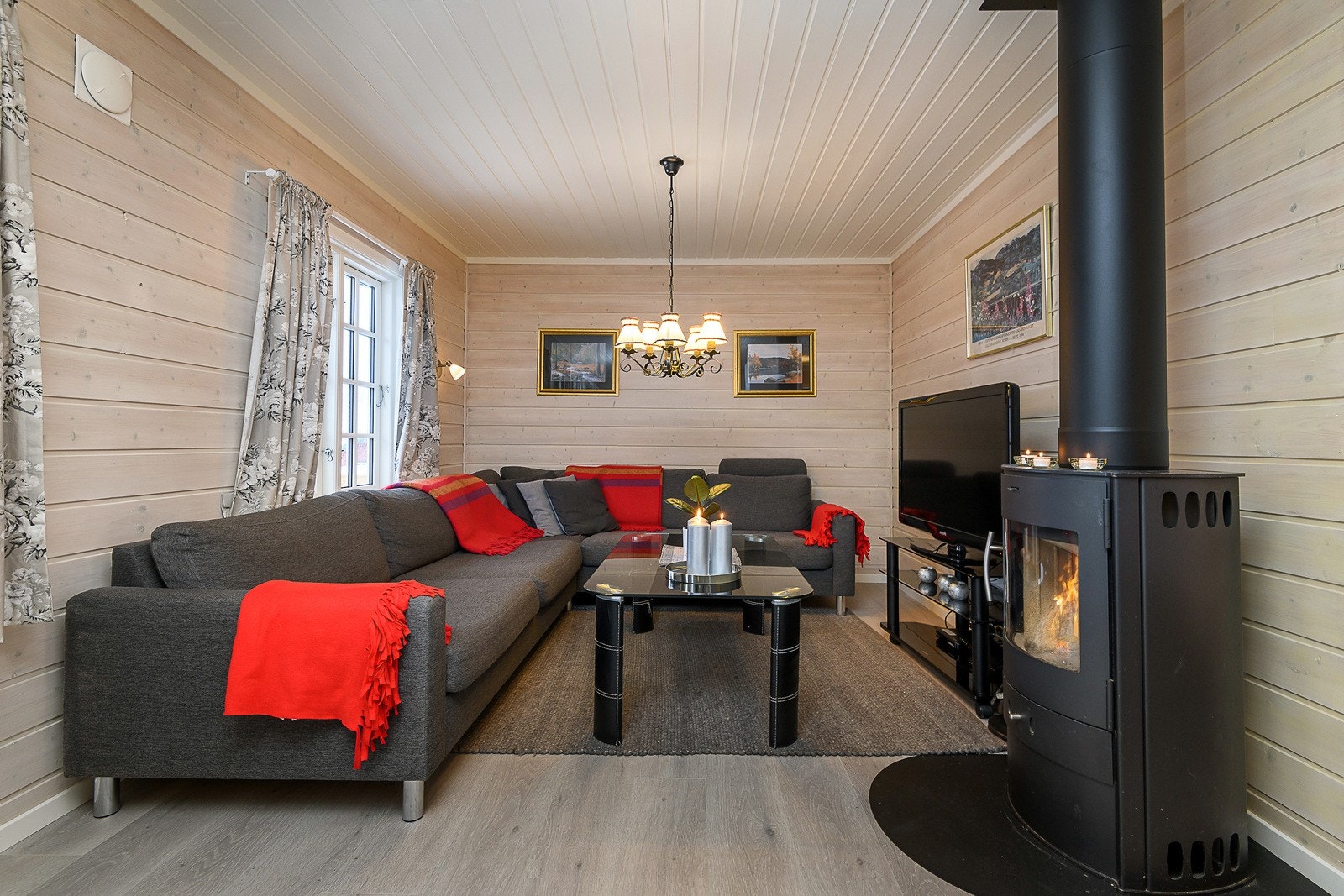 Panelveggene i stuen er pent lakkert med lys panellakk og taket er hvitmalt. Galleribilde