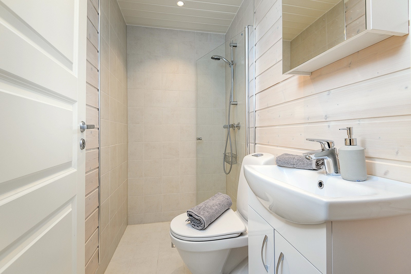 Hytta har to pene bad, begge er pusset opp høsten 2018. Galleribilde