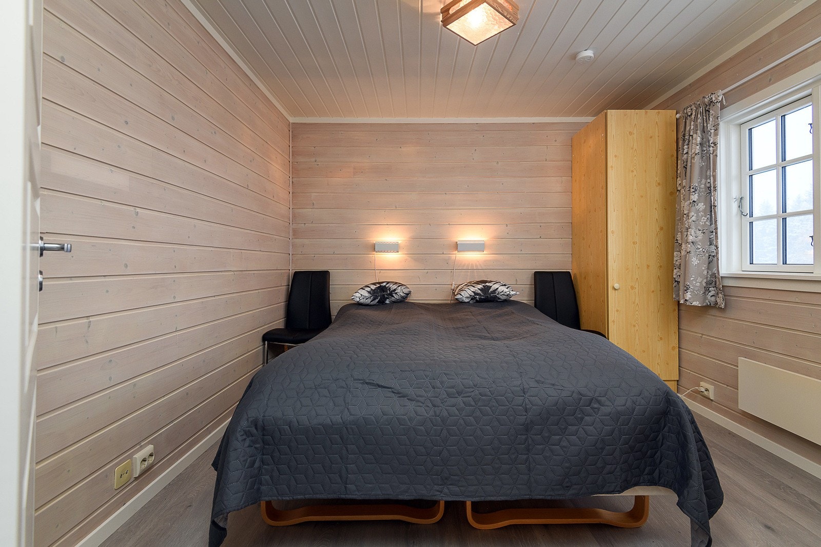 Det er tre soverom i hytta, alle er utstyrt med garderobeskap. To av soverommene er innredet med dobbeltsenger. Galleribilde