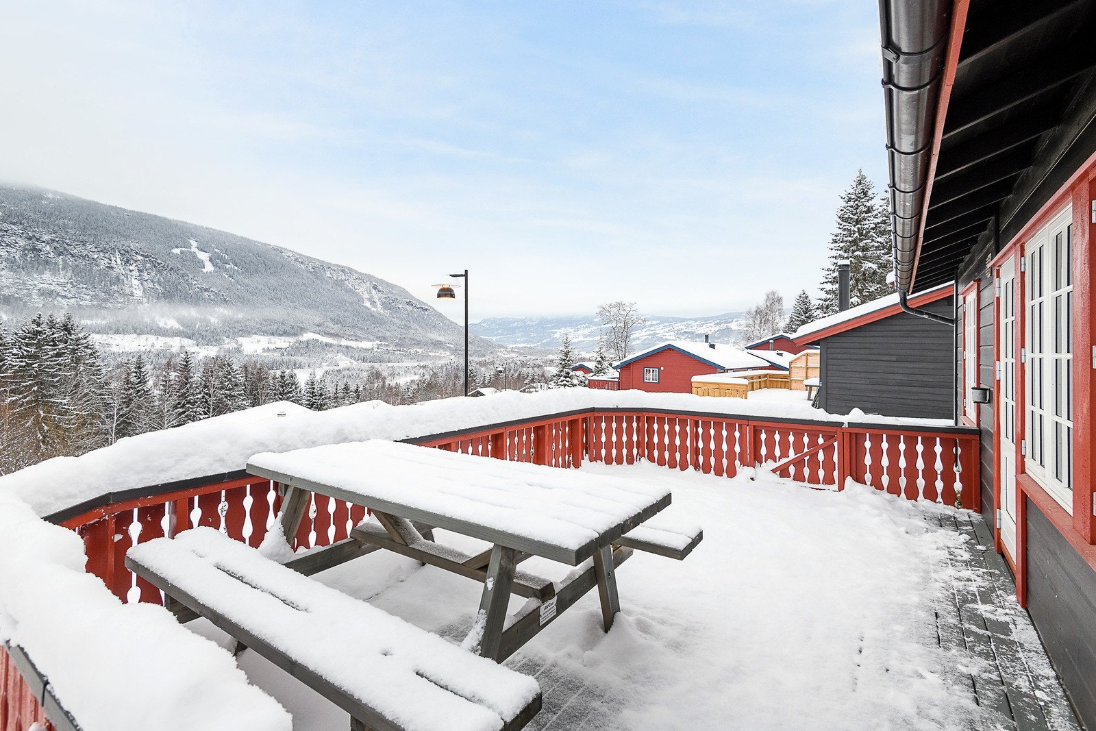 Fra terrassen er det flotte utsiktsforhold mot Gudbrandsdalen og god solgang. Galleribilde
