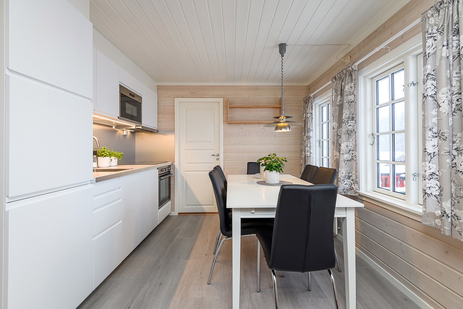 Skuffer med selvinntrekk og demping. Laminat benkeplate med nedfelt oppvaskkum med ett-greps kjøkkenkran Galleribilde