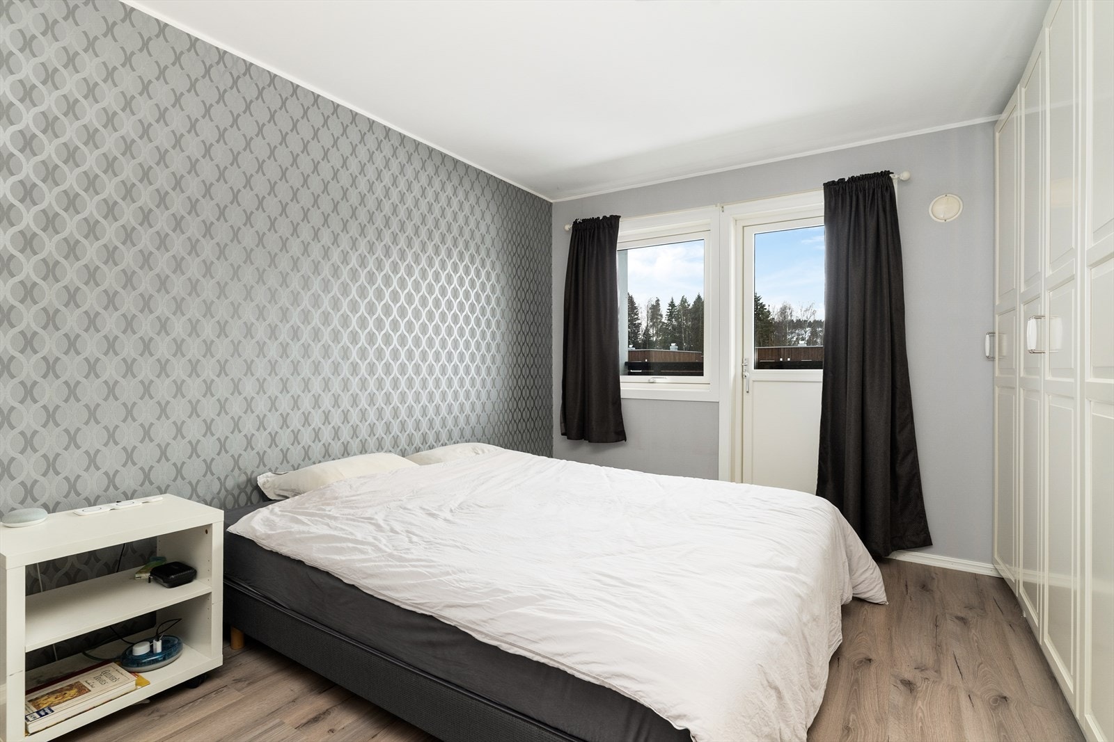 Boligen har fire soverom, alle beliggende i 2. etasje. Hovedsoverommet er av god størrelse, med god plass til dobbeltseng og stor garderobeløsning. Galleribilde