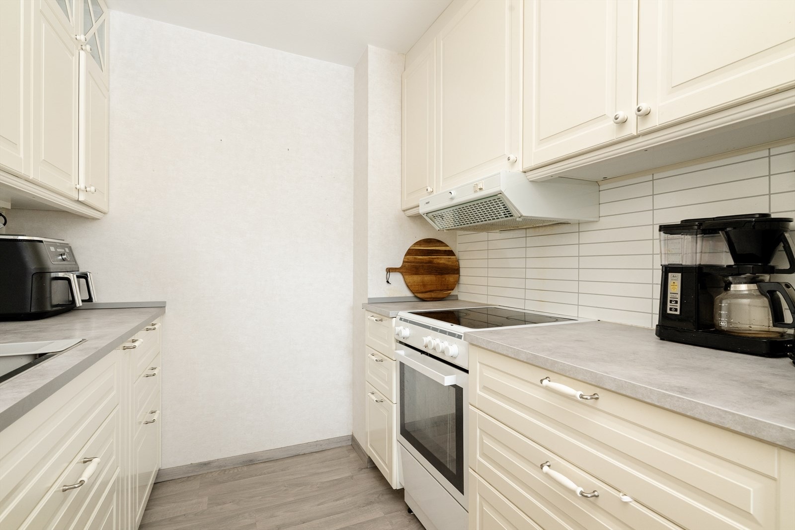 Det er avsatt plass til frittstående kjøl/fryseskap og komfyr. Beskyttelsesplater på vegg over laminat benkeplate med gode arbeidsflater og nedfelt, enkel oppvaskkum. Galleribilde