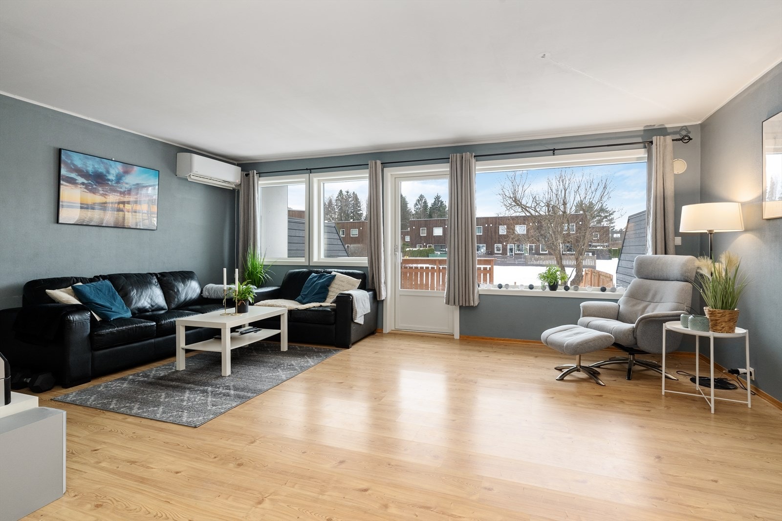 Boligen innehar en god planløsning over to etasjer. Romslig og solrik markterrasse og egen hagedel ut fra stuen i 1. etasje. Galleribilde