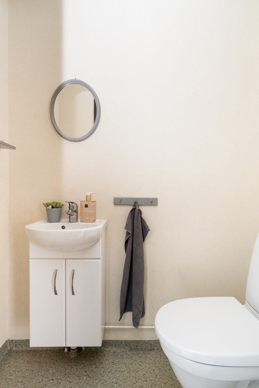 Eget toalettrom i 1. etasje, med gulvmontert toalett og lite servantskap med heldekkende, buet servant. Galleribilde