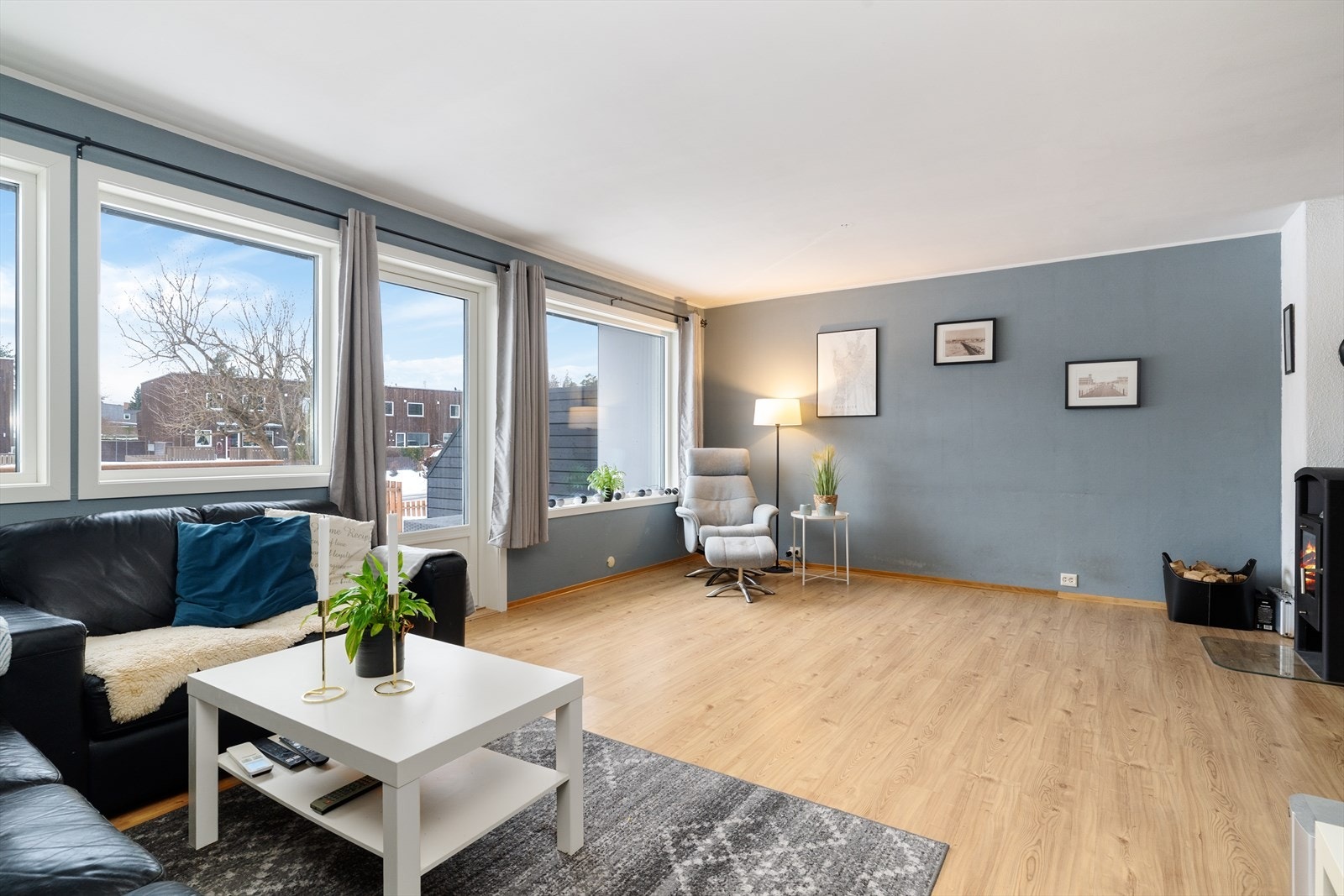 Det er god plass til både sofagruppe og spisestue. Pipe av lettklinkerelementer med nyere vedovn i stuen som sørger for lun og god varme. Galleribilde