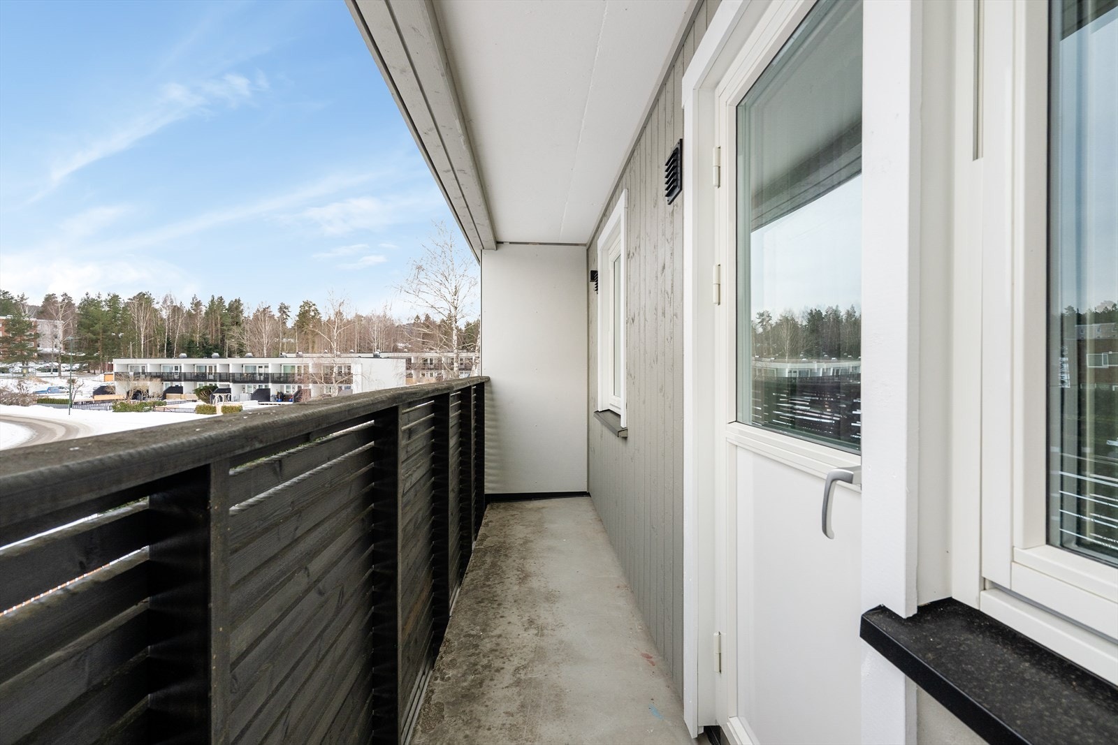 Ut fra hovedsoverom i 2. etasje er det etablert en overbygget balkong. Her er det også gode solforhold og flott utsyn over nærområdet. Galleribilde