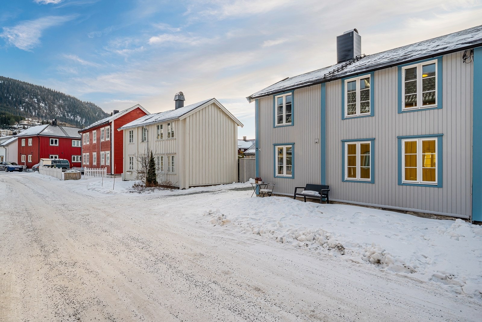 Flott trehusbebyggelse i ei tilbaketrukket og barnevennlig område på Nerøra. Galleribilde