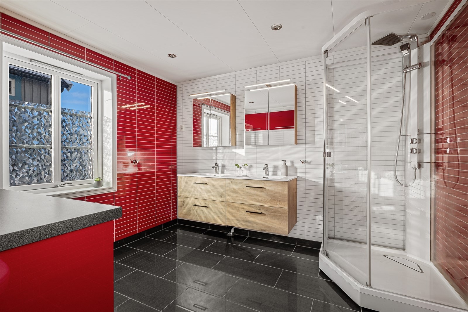 Badet er i 1. etg, lett tilgjengelig fra stua og kjøkkenet. Galleribilde