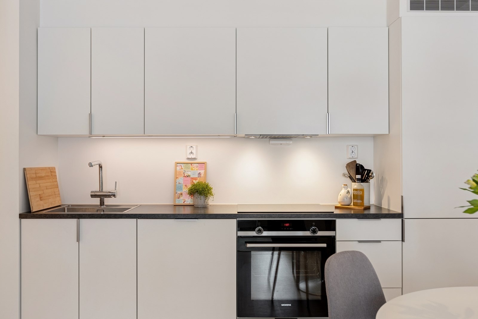 Rikelig med skap- og benkeplass. Integrerte hitevarer med kombiskap, oppvaskmaskin, platetopp, stekeovn og ventilator. Galleribilde