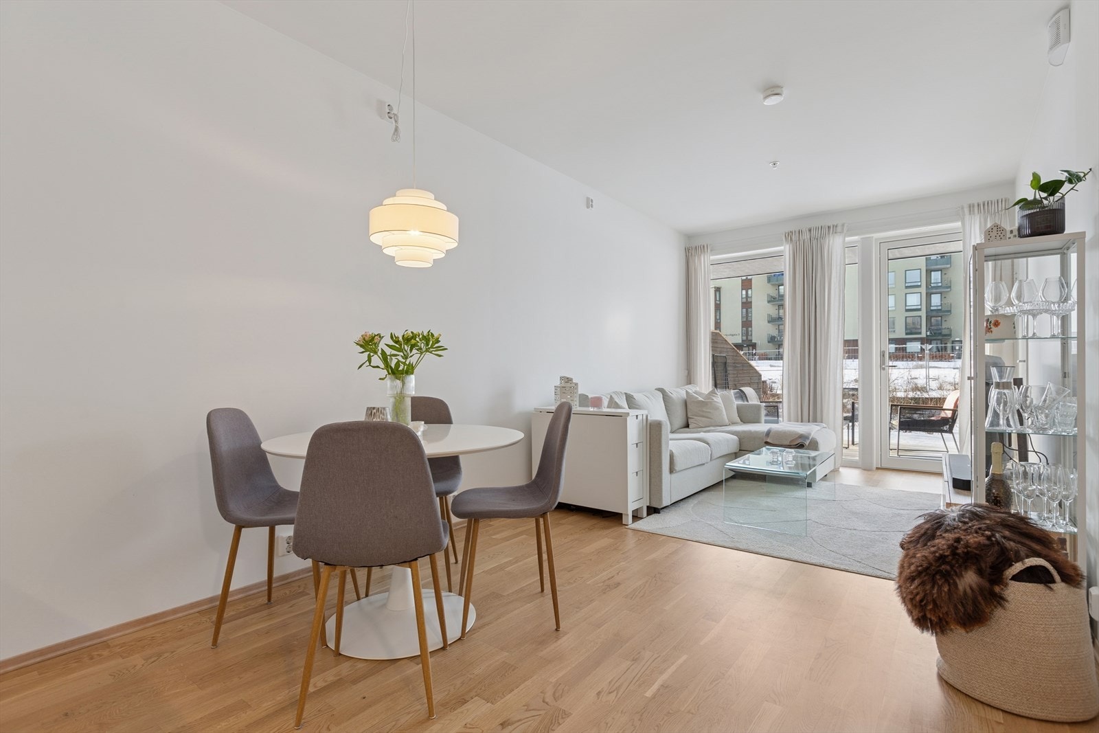 Åpen planløsning mellom stue og kjøkken på 23,2 m² gir en luftig og behagelig romfølelse, perfekt for både hverdagsliv og sosiale anledninger. Galleribilde