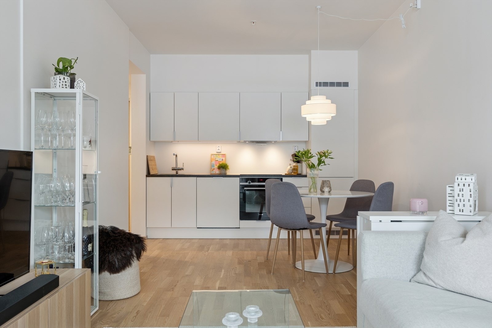 Kjøkkenet ligger i åpen løsning med stuen. Innredning med folierte skrog med slette fronter og laminert benkeplate. Galleribilde