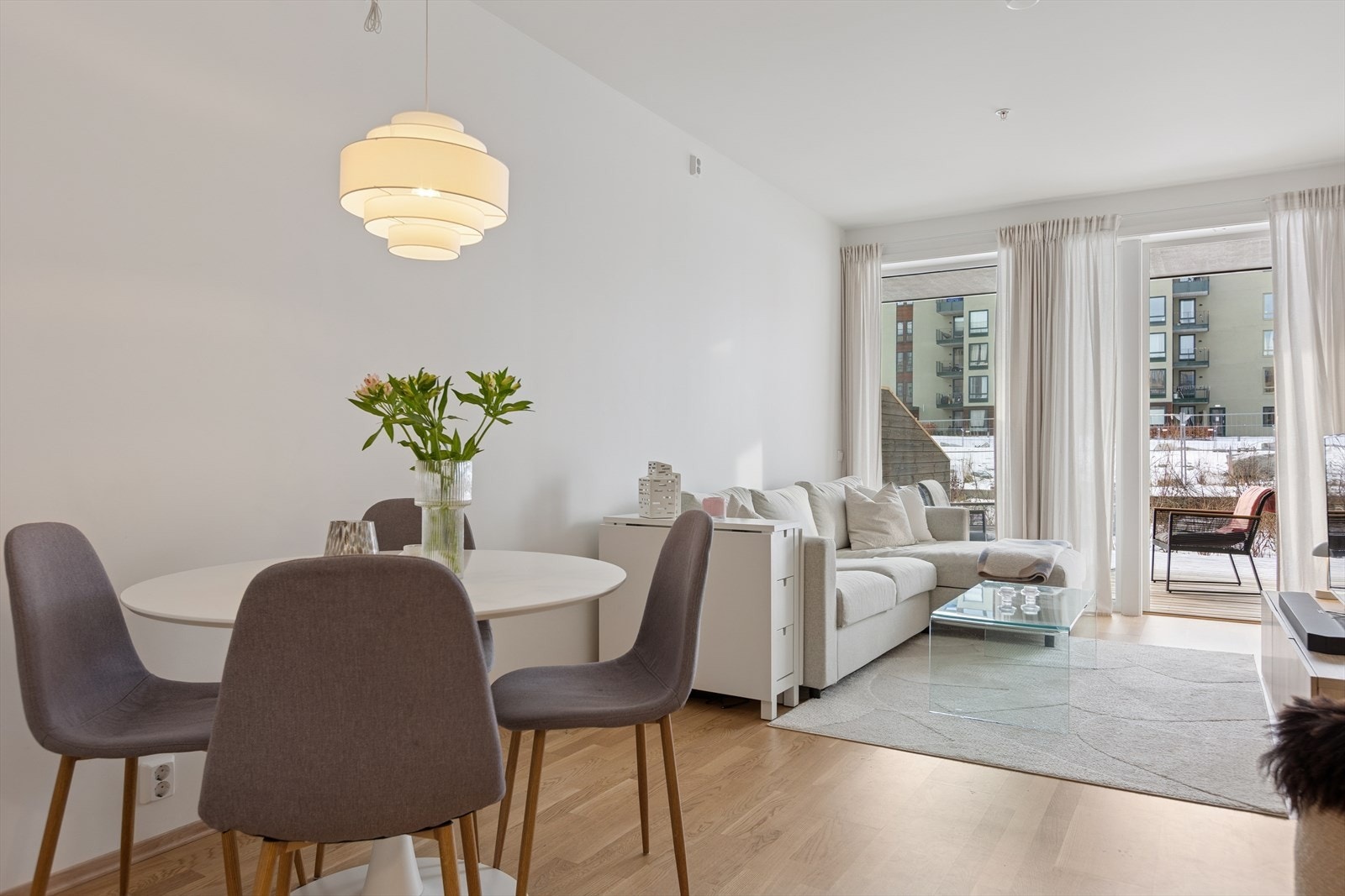 Lys og trivelig stue med store vindusflater som slipper inn mye naturlig lys. Galleribilde