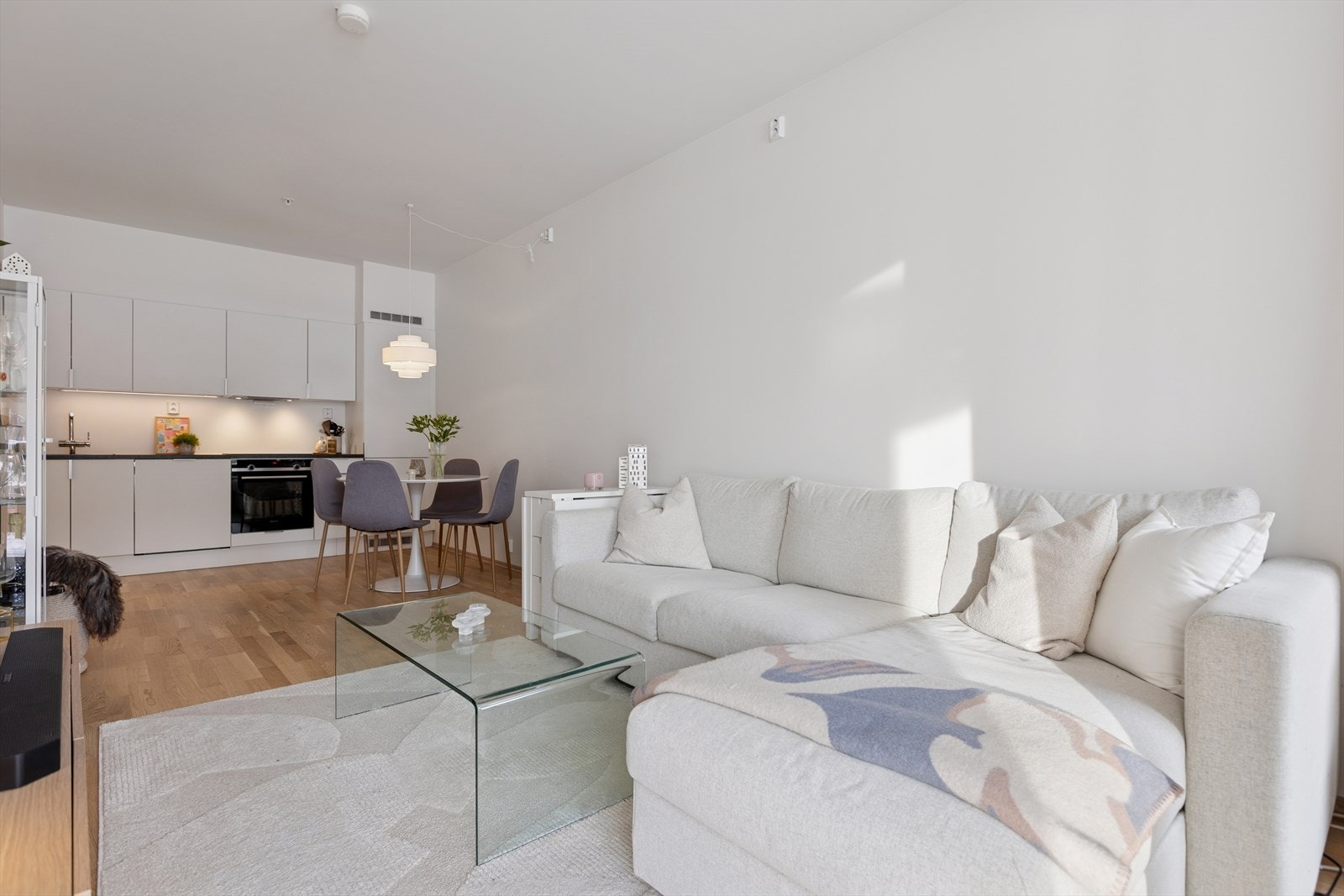 Lys og luftig stue med åpen og praktisk planløsning som skaper en naturlig flyt inn til kjøkkenet. Galleribilde