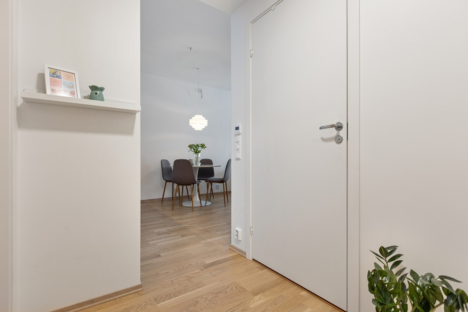 lys og fin entré (3,5 m²) med plass til garderobeskap for å henge fra seg yttertøy og sette fra seg sko. Galleribilde