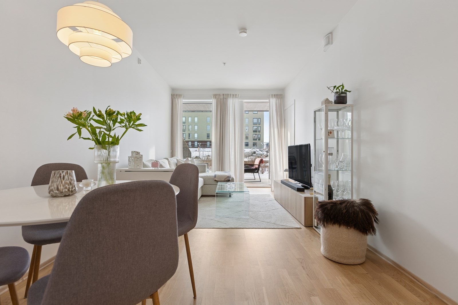 Her er plass til både sofagruppe og spisegruppe mot kjøkkenet som du kan dekke på og invitere inn til sosiale sammenkomster og hyggelige måltider. Galleribilde