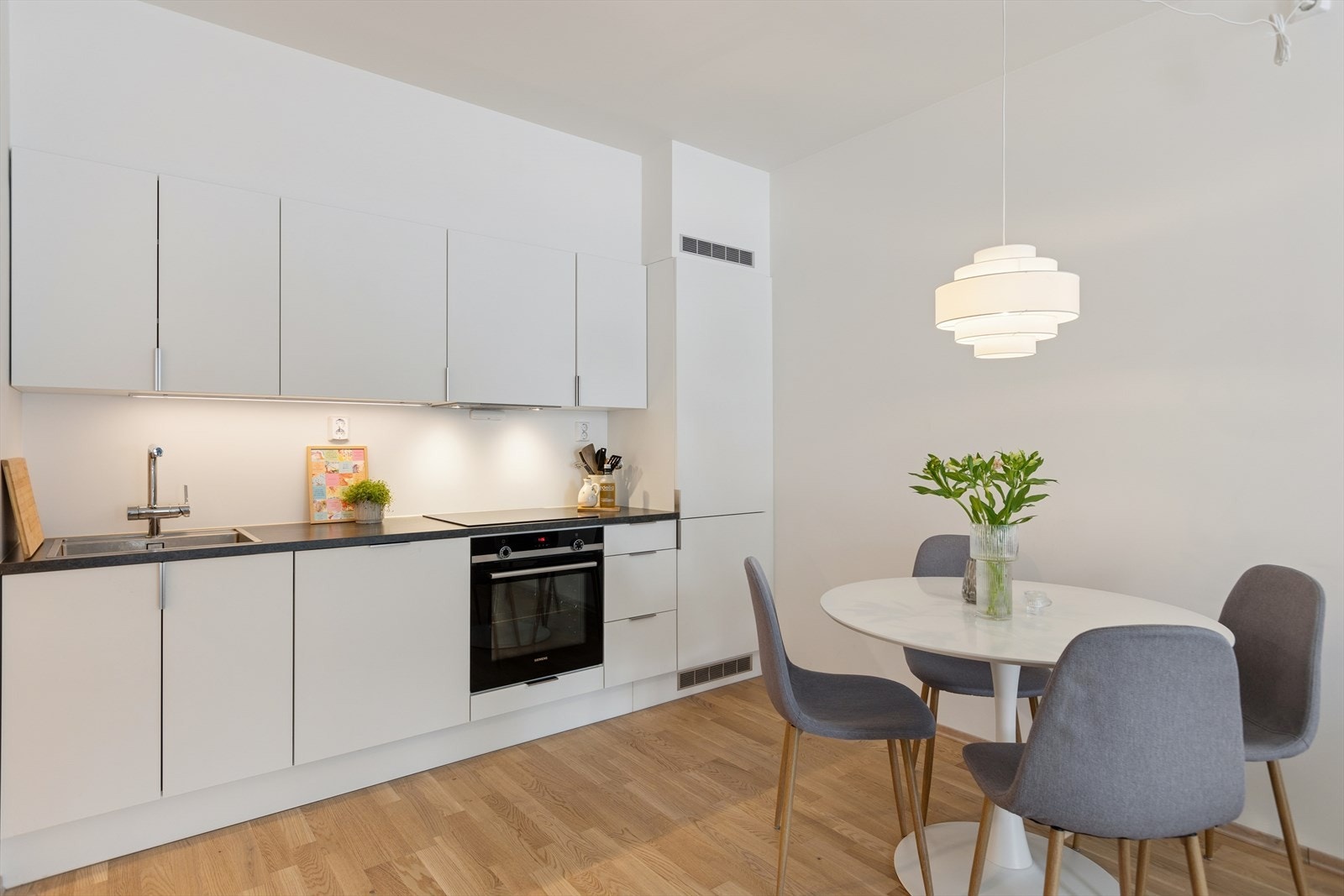 Koselig spiseplass på kjøkkenet, det perfekte stedet å starte dagen med en god frokost. Galleribilde