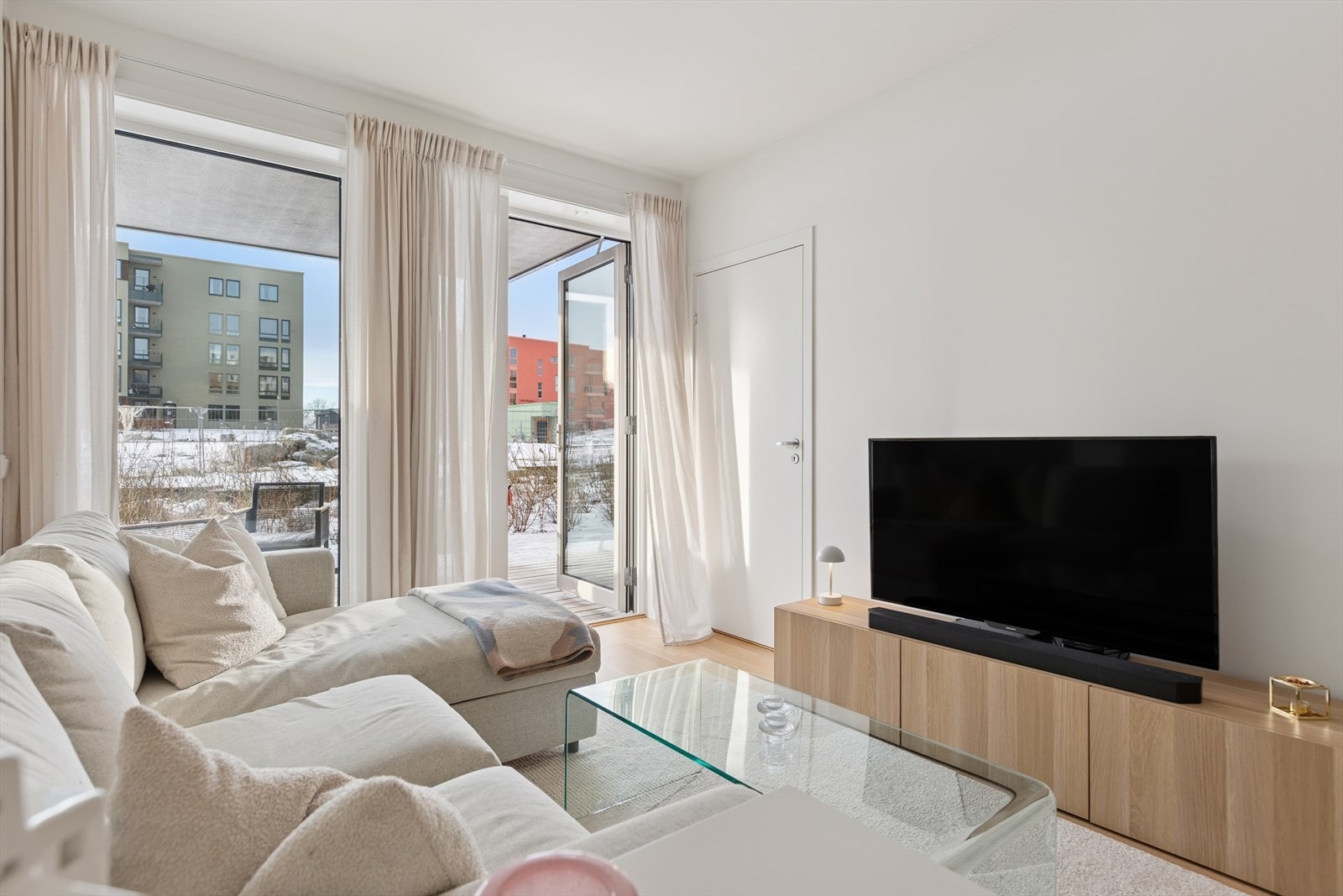 Koselig sofahjørne som skaper en innbydende og sosial sone i stuen. Galleribilde