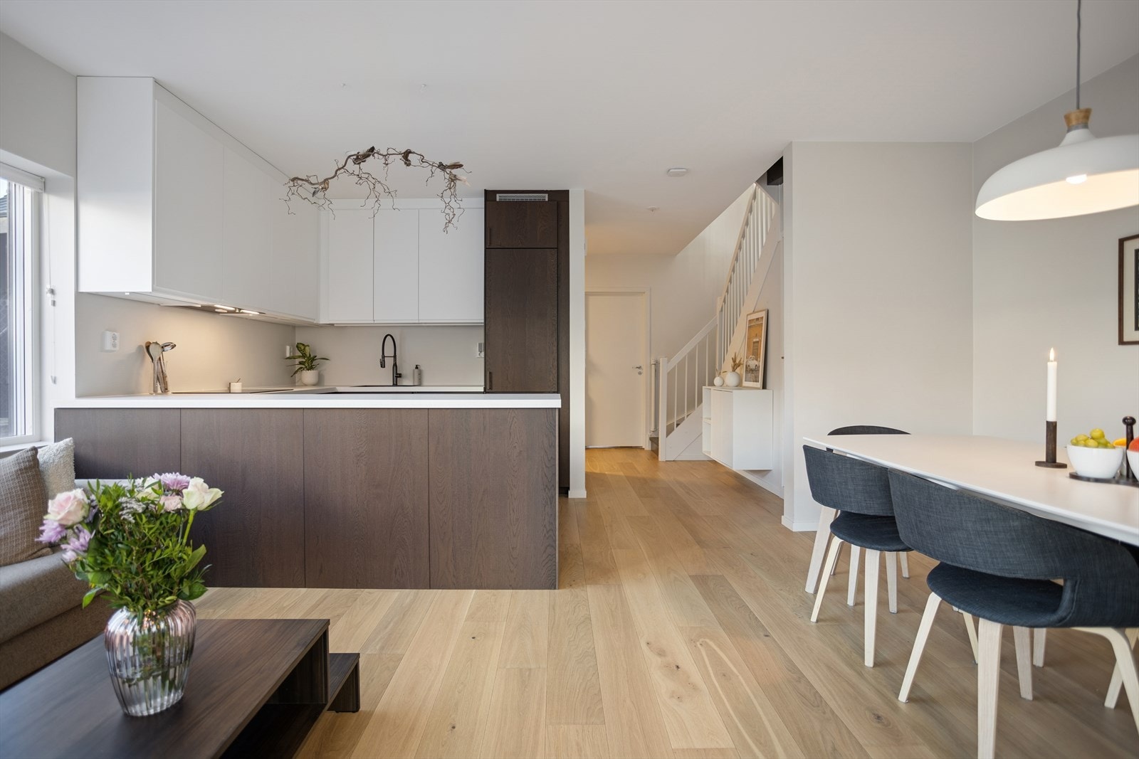 Den åpne løsningen gir god plass til en egen spisesone i tilknytning til kjøkkenet. Galleribilde