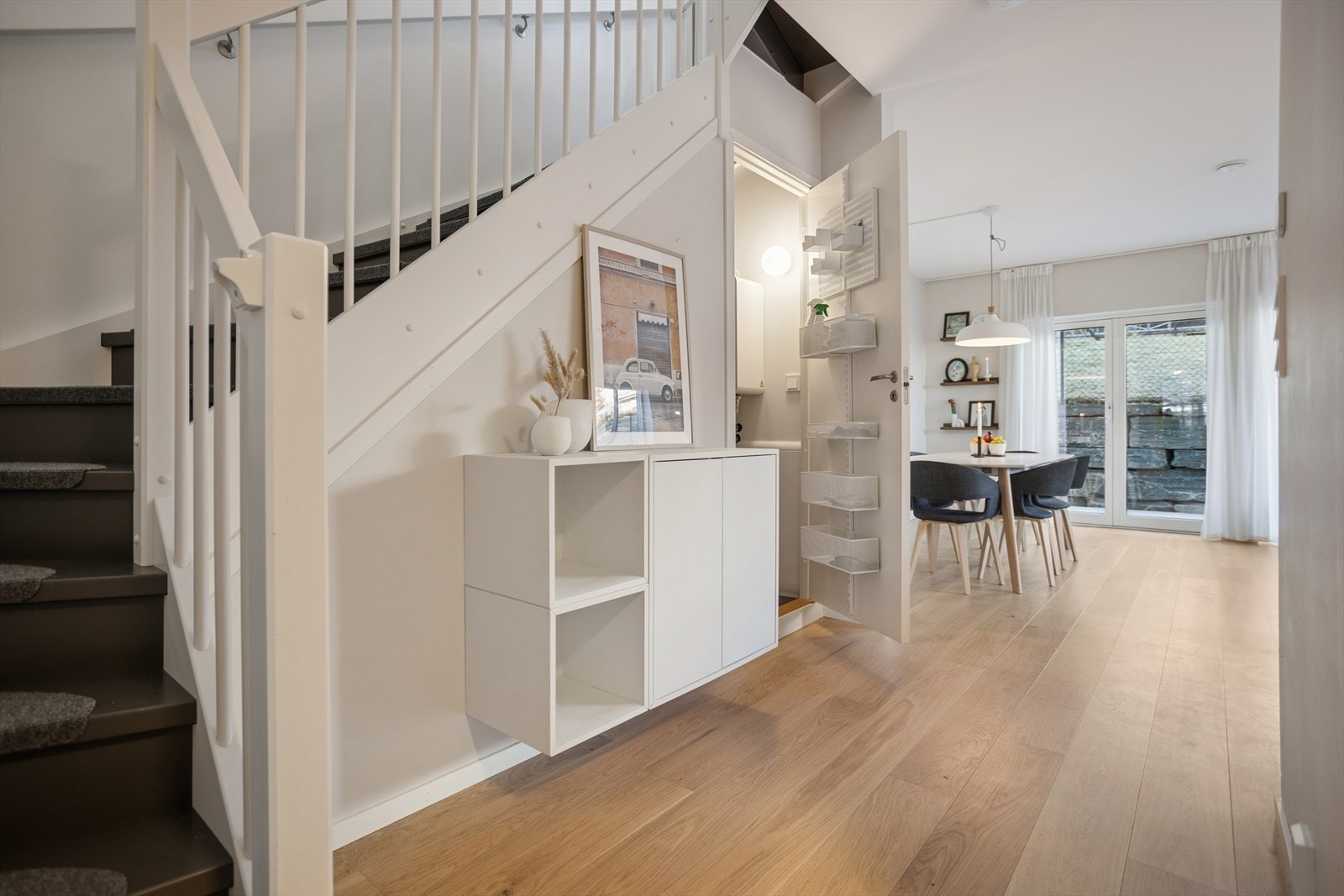 Plassen under trappen er smart utnyttet med bod og plassering av varmtvannsbereder. Galleribilde