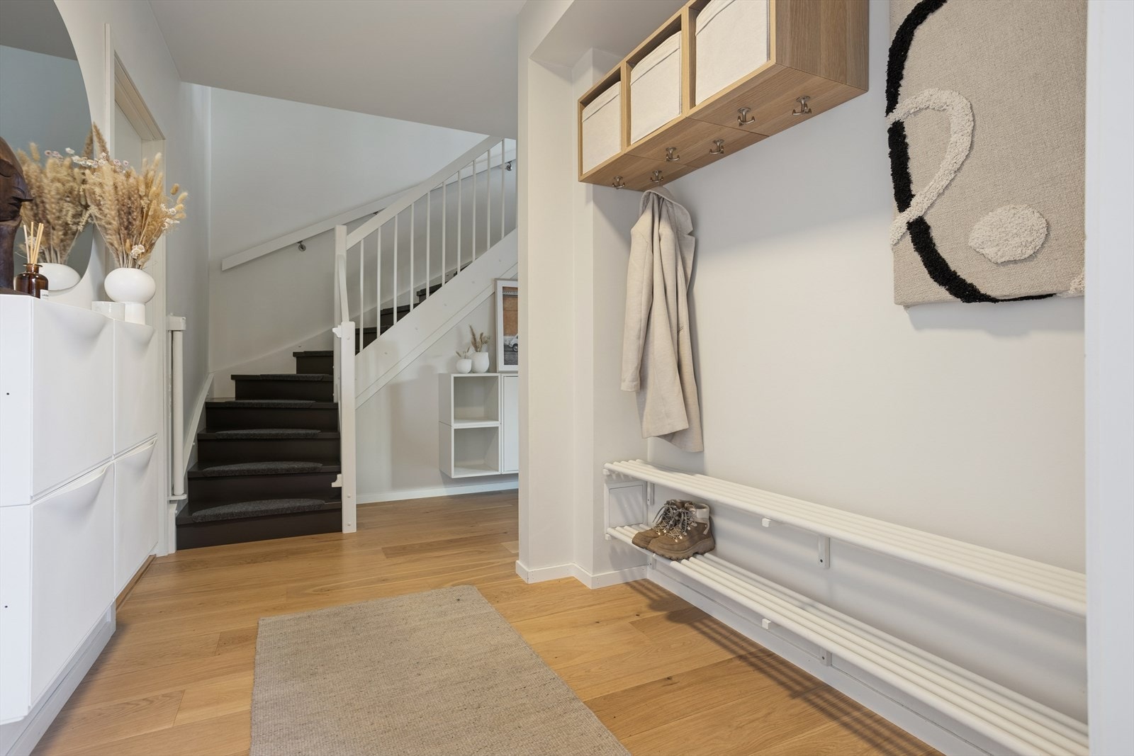 Fra entreen leder en heltre trapp deg opp til boligens andre etasje. Galleribilde