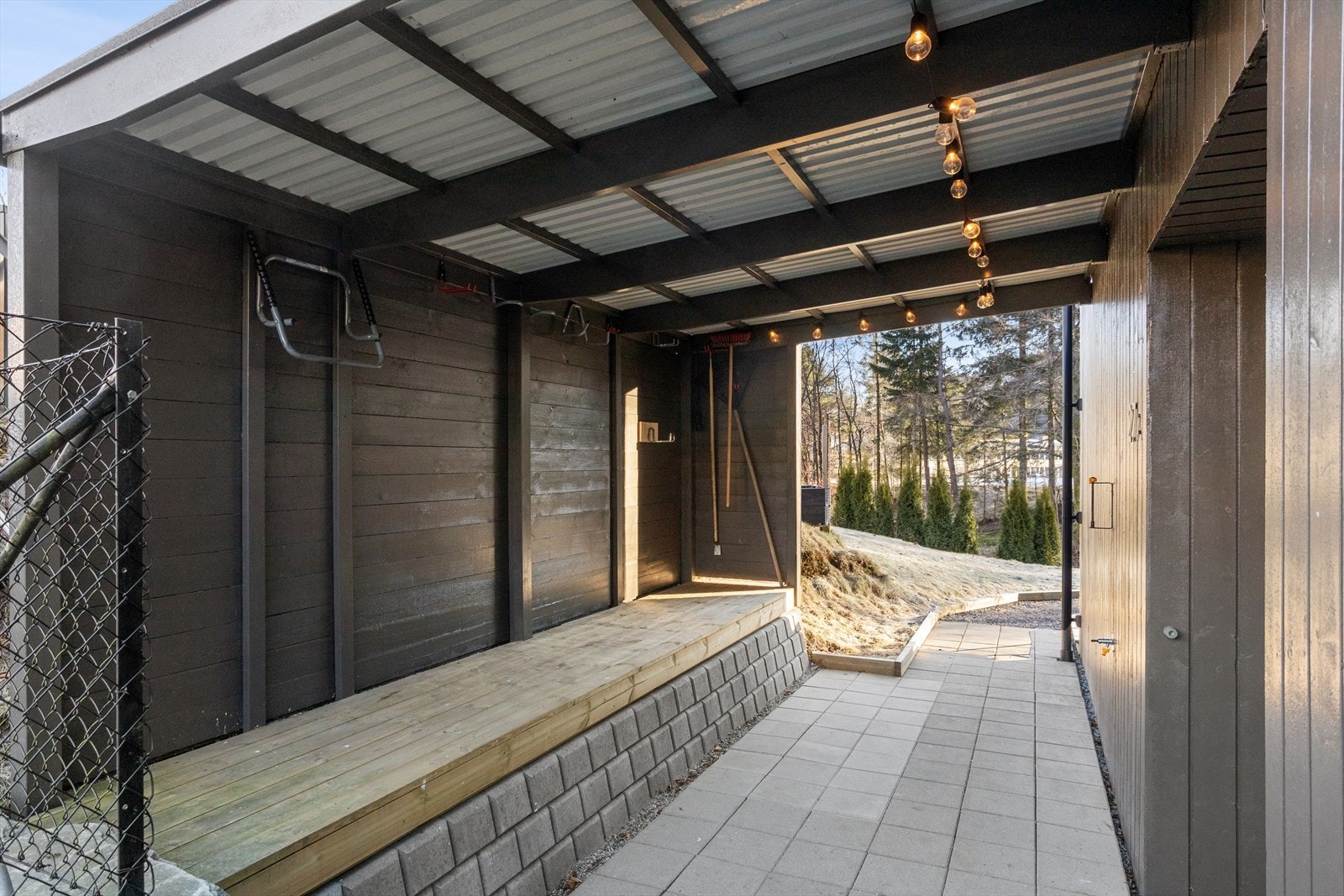 Overbygget inngangsparti med tilhørende pergola bygget i 2024 og ekstern bod. Galleribilde