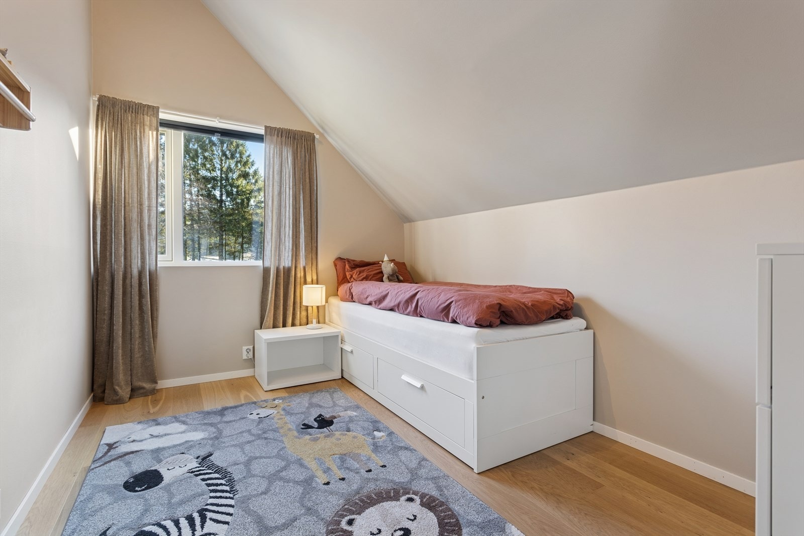Et av to soverom i andre etasje, begge på 9 m² med gjennomgående parkettgulv. Galleribilde