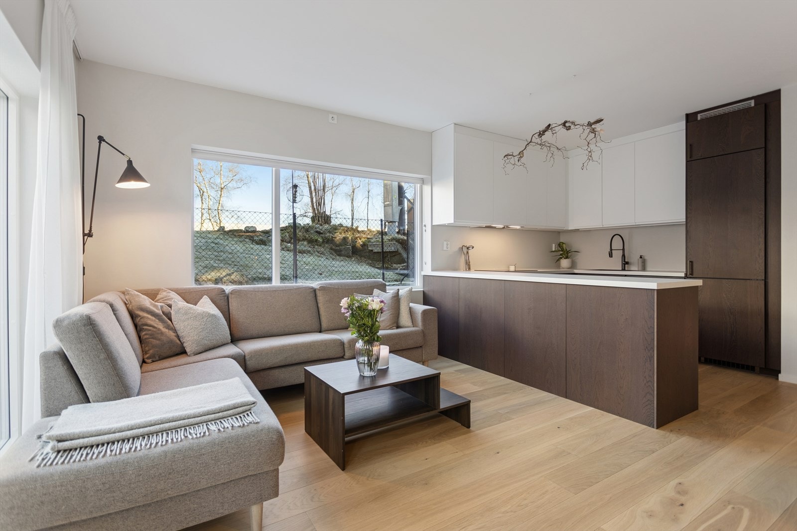 Stuen er et lyst og sentralt rom med store vinduer og direkte utgang til terrassen. Galleribilde