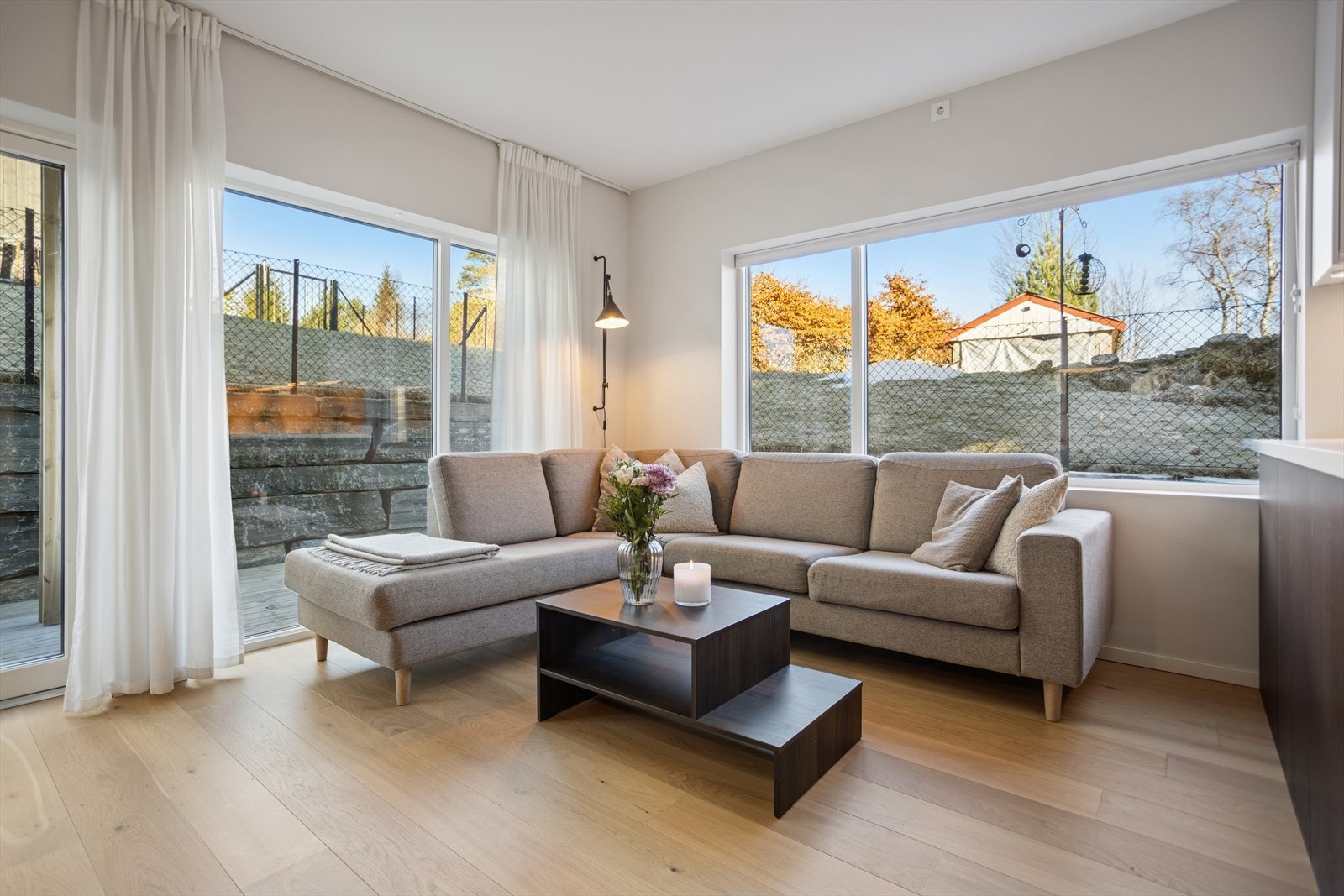 De store vindusflatene i stuen slipper inn rikelig med dagslys. Galleribilde