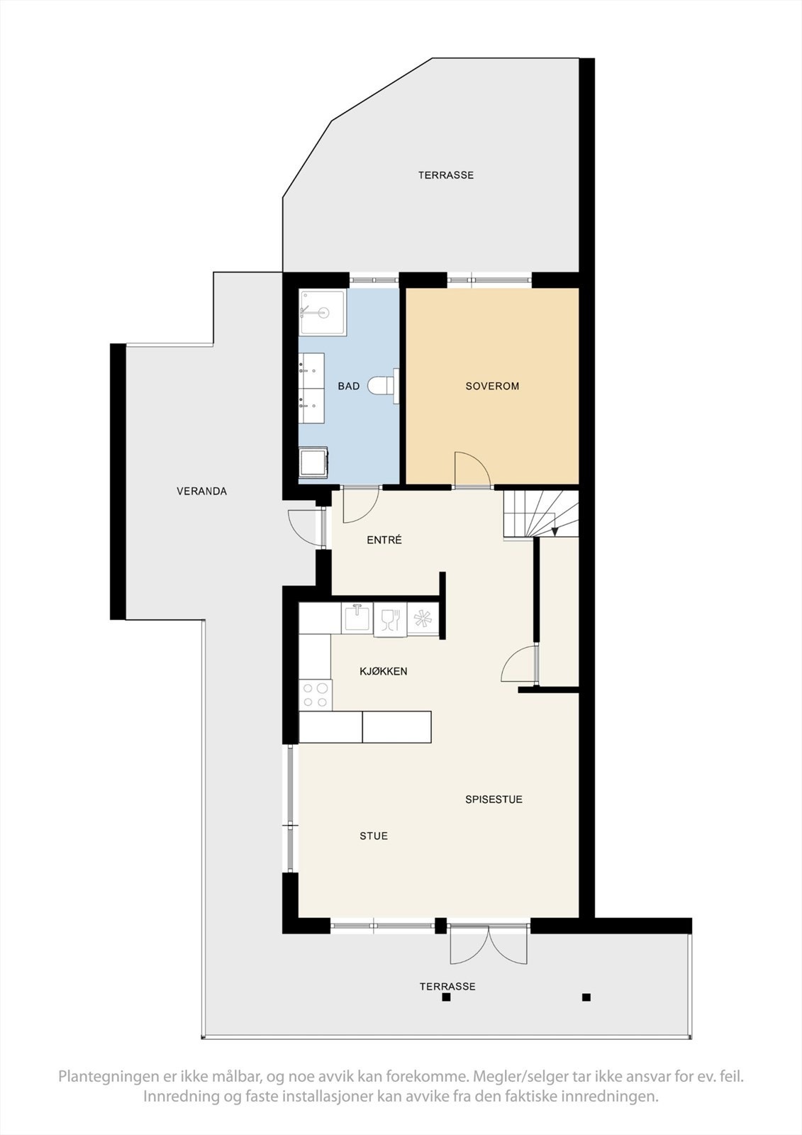 Første etasje inneholder entré, bad, ett soverom og en åpen stue- og kjøkkenløsning. Galleribilde