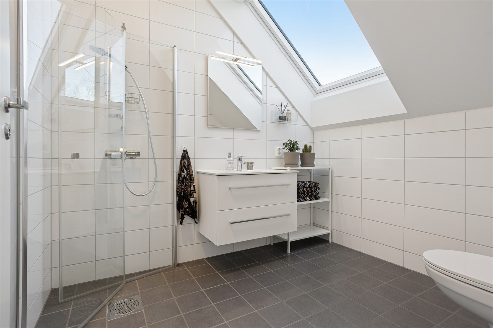 I andre etasje finner du et lekkert bad med varmekabler i gulvet og takvindu. Galleribilde