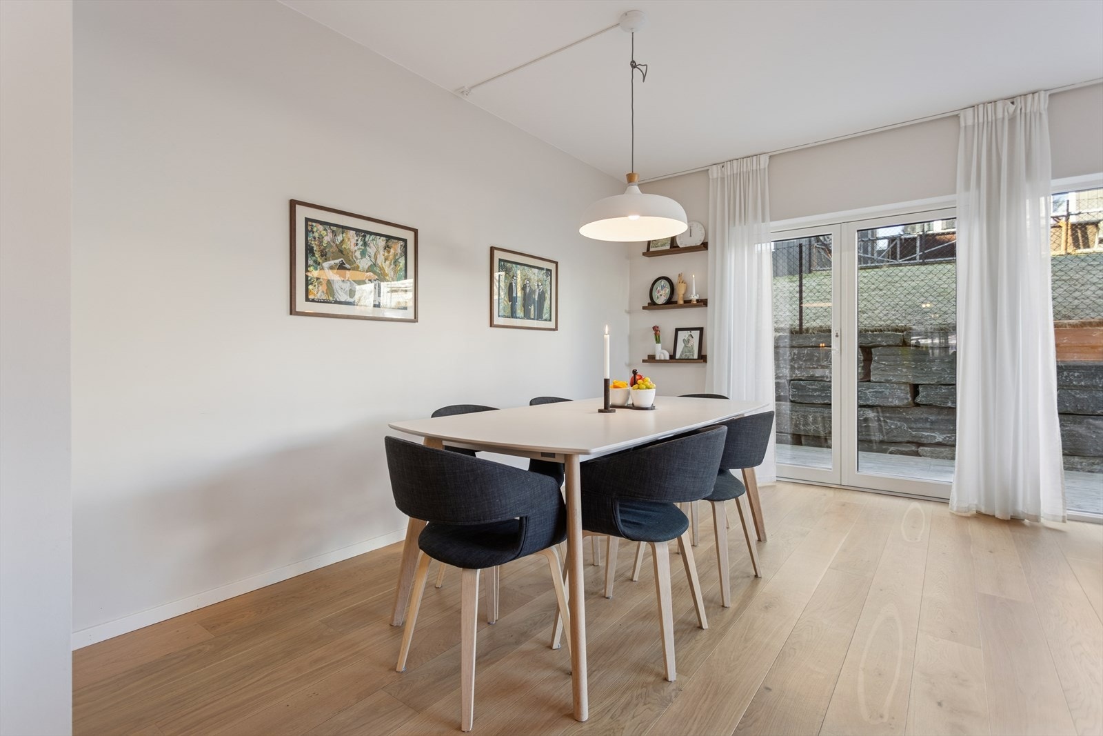 Spisestuen har god plass til langbord og store vindusflater mot uteområdet. Galleribilde