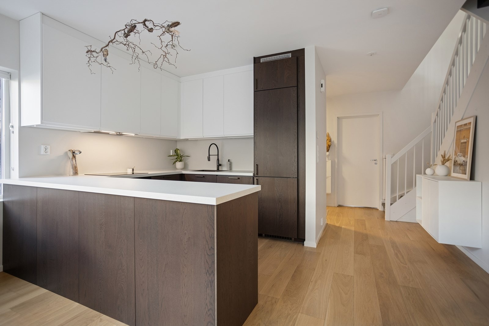 Moderne kjøkken med glatte fronter og laminatbenkeplate med nedfelt vask. Galleribilde