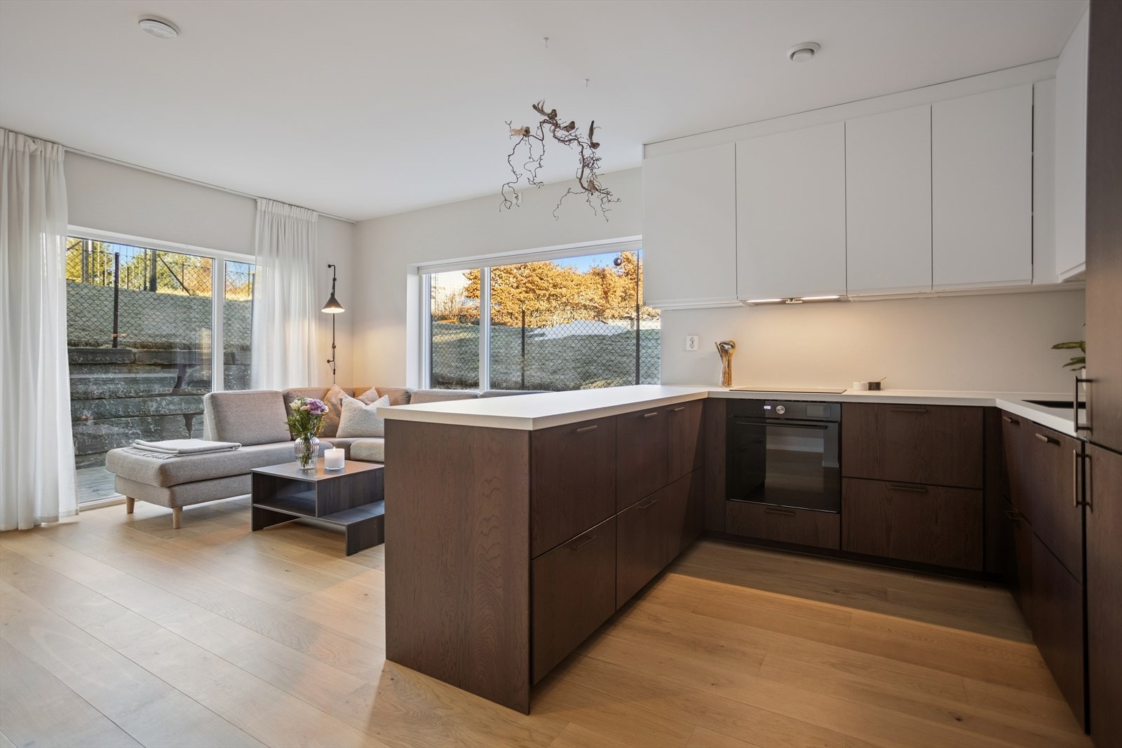 Boligens første etasje har en åpen og sosial planløsning mellom stue og kjøkken. Galleribilde