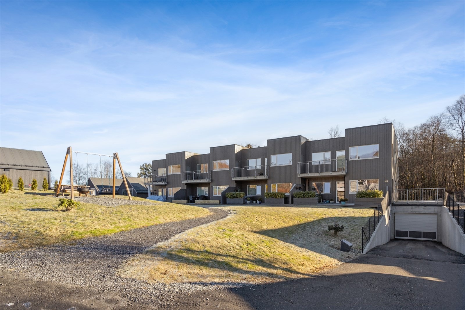 Eiendommen ligger i et etablert boligområde med nærhet til lekeplasser og fellesarealer. Galleribilde