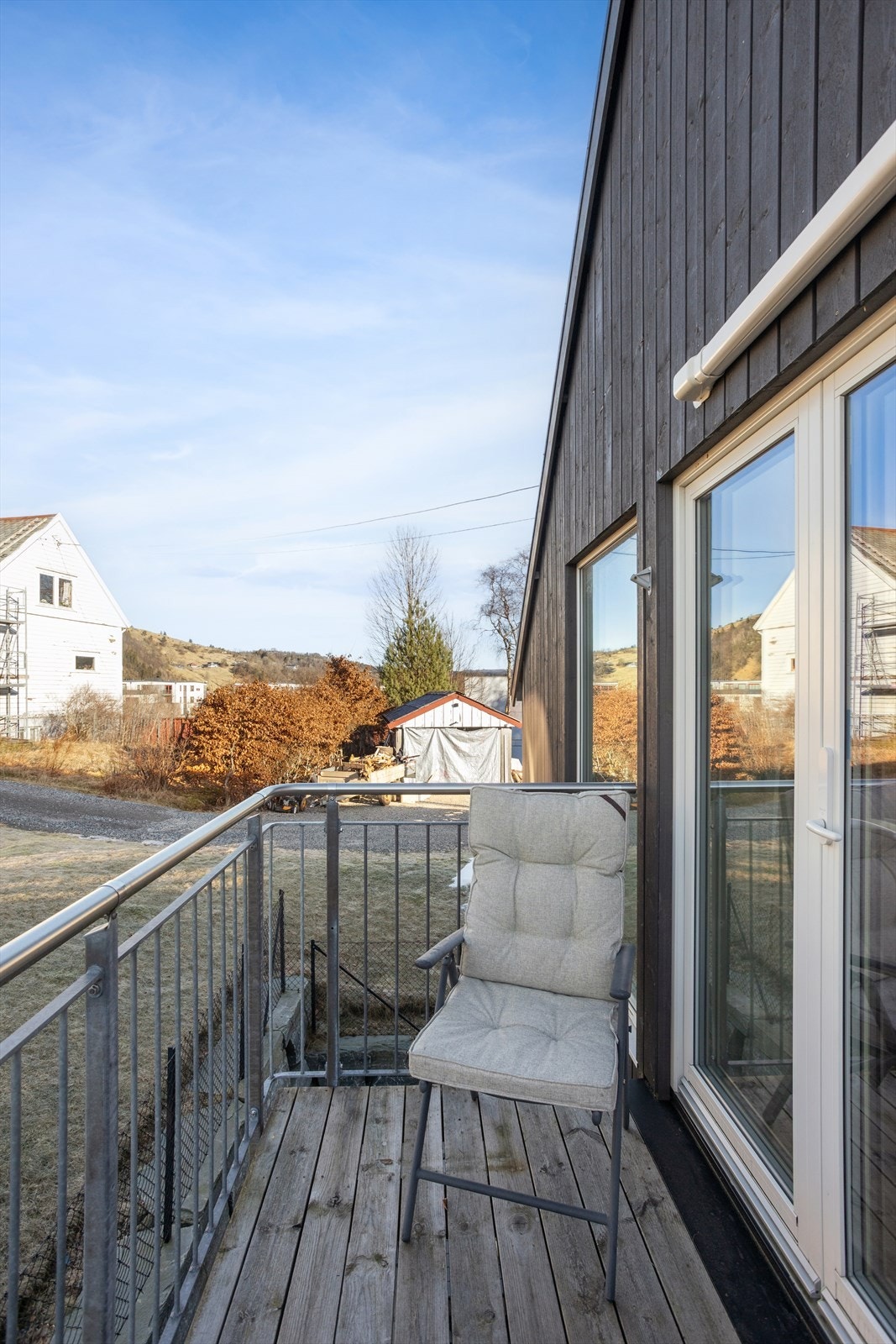 Balkong på 4 m² i andre etasje, med utgang fra loftstuen. Galleribilde