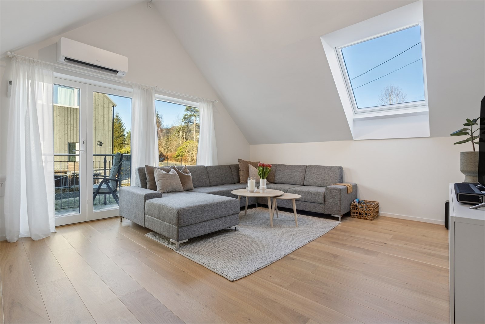 Loftstuen i andre etasje er et fleksibelt rom med utgang til balkong. Galleribilde