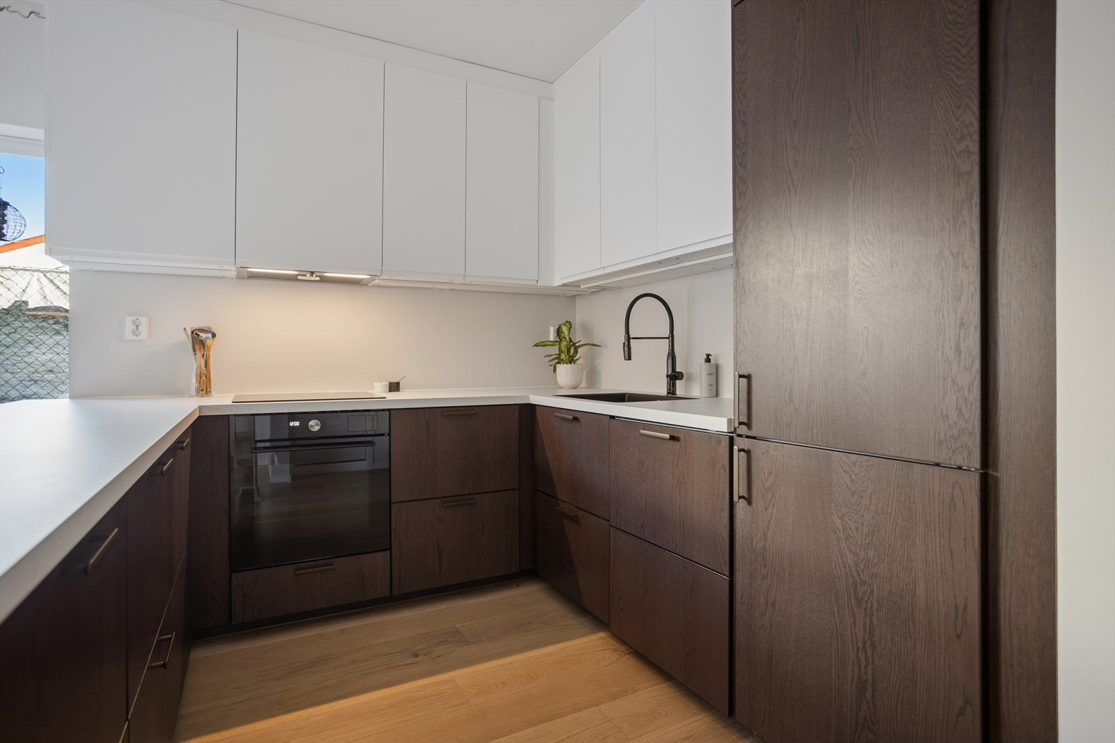 Kjøkkenet er utstyrt med integrert komfyr, oppvaskmaskin og kjøleskap/frys. Galleribilde