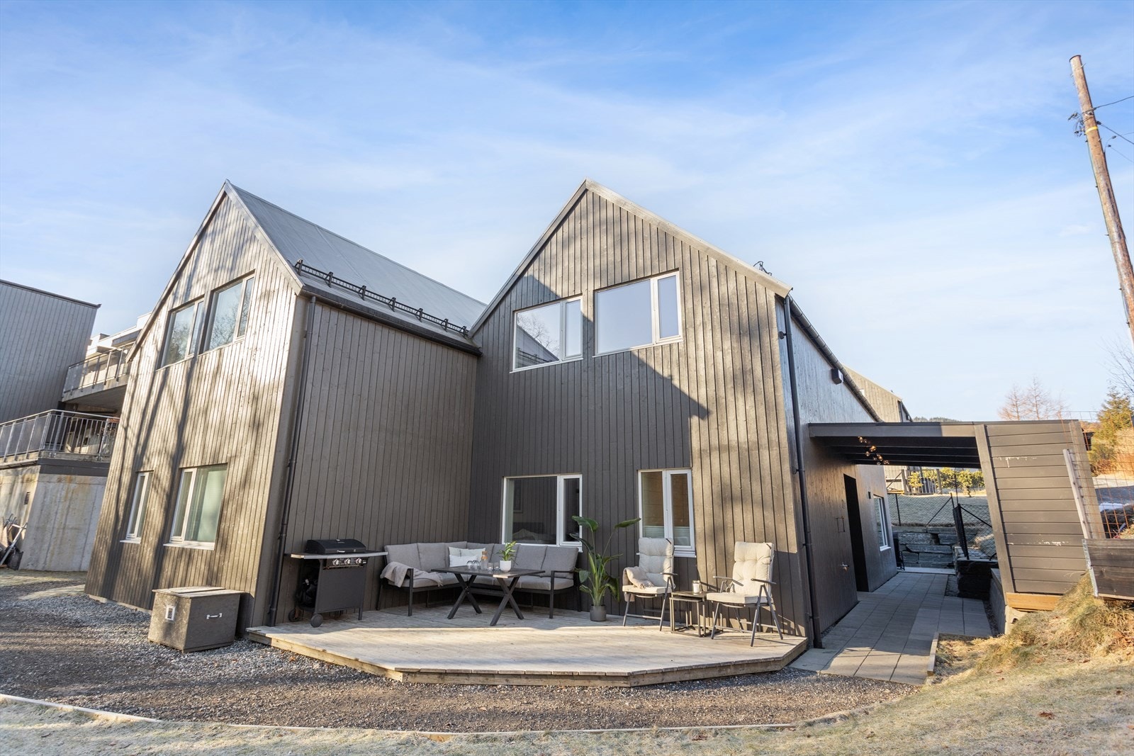 Boligen har en gjennomført stil med balansert ventilasjon og vannbåren varme. Galleribilde