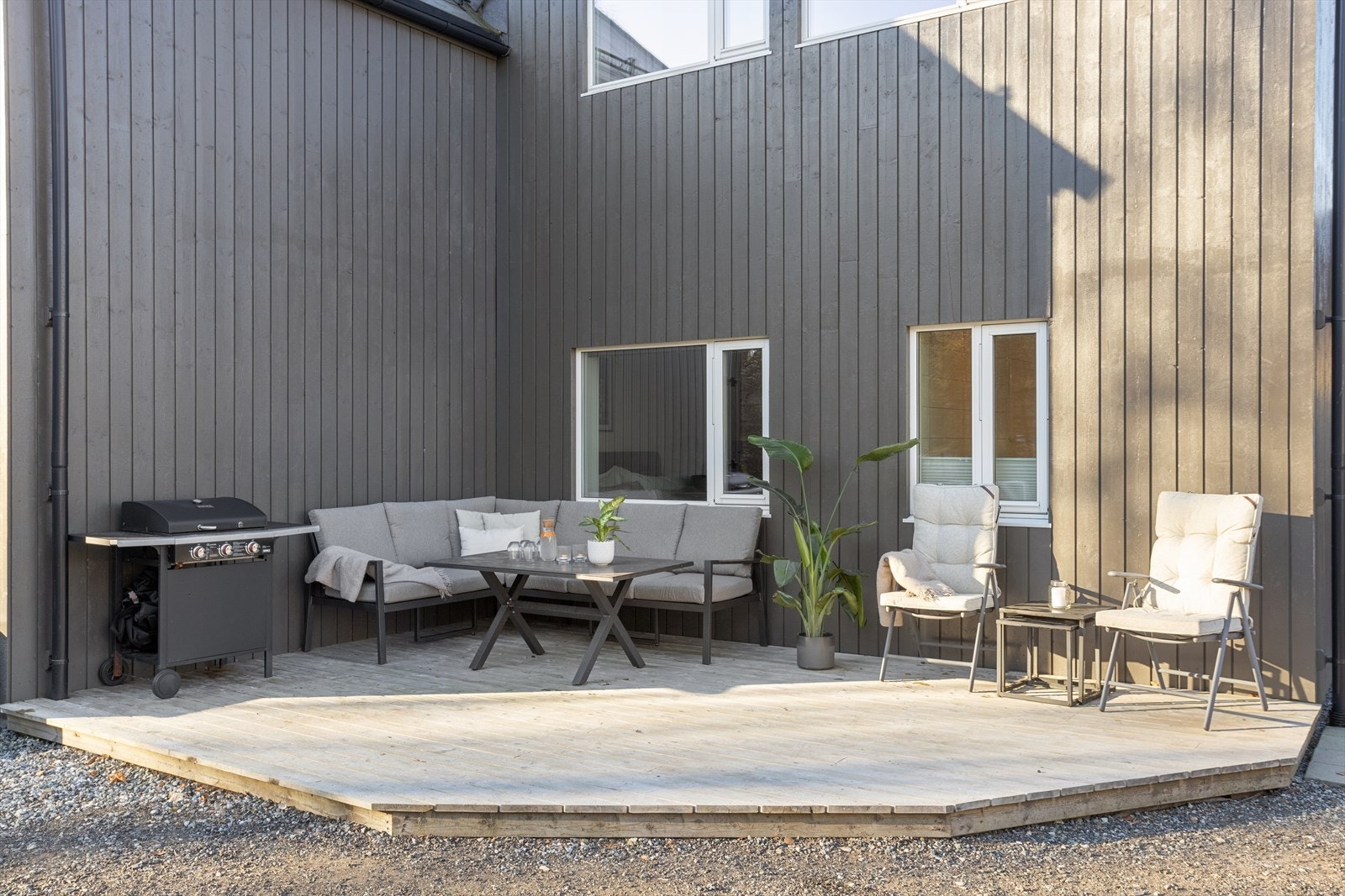 Terrassen i trekonstruksjon er en flott forlengelse av stuen på varme dager. Galleribilde