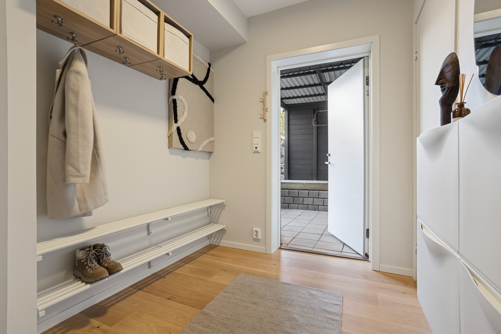 Praktisk entré med god plass til oppbevaring av yttertøy og sko. Galleribilde