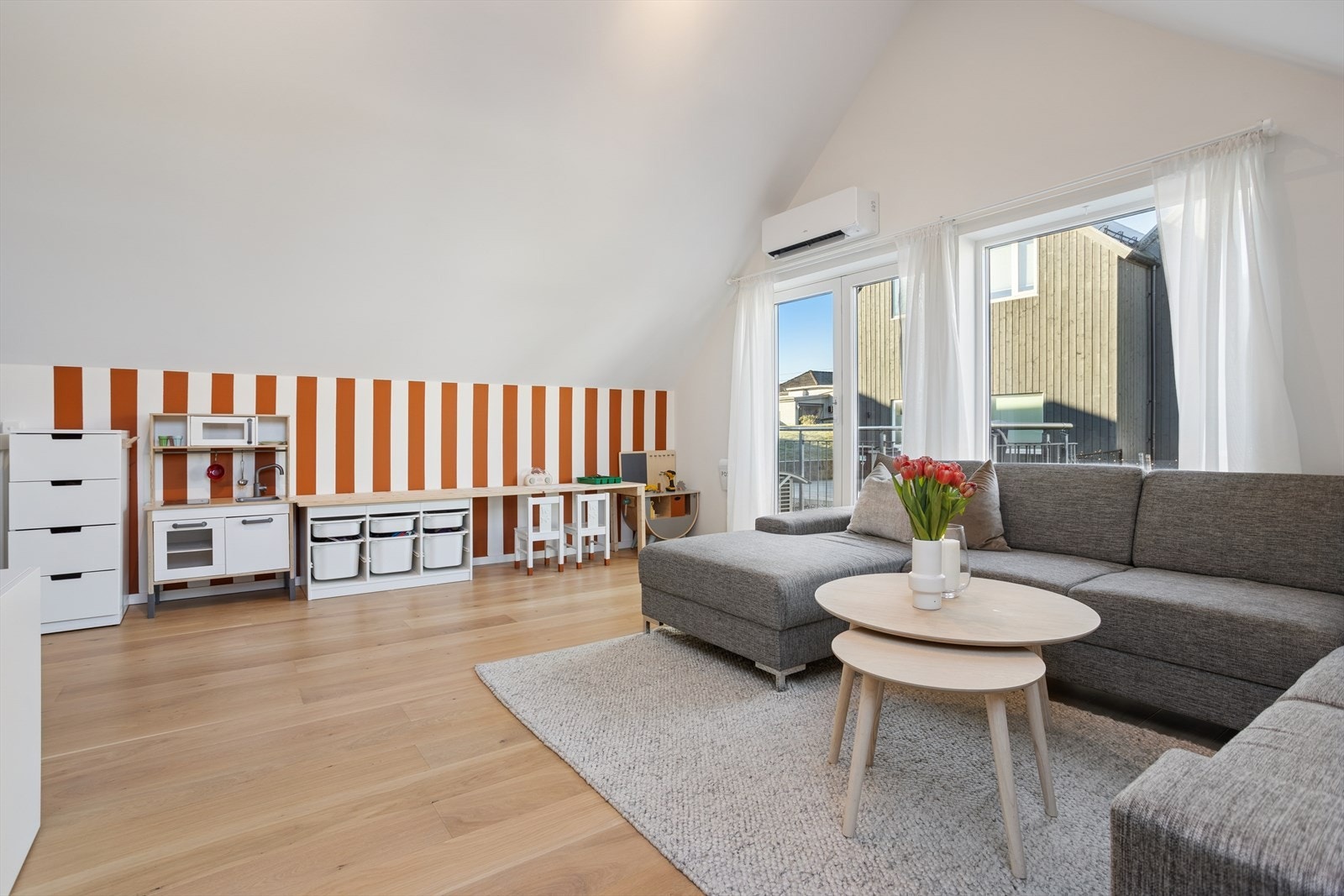 Den romslige loftstuen egner seg godt som en ekstra TV-stue eller lekerom for barna. Galleribilde