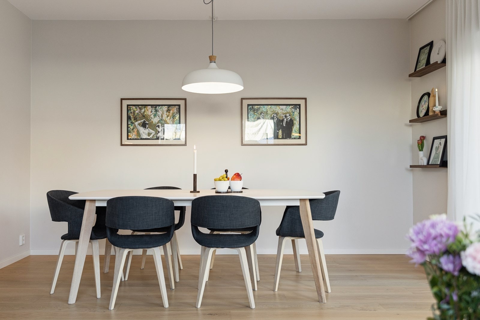 Gjennomgående parkett og malte flater skaper en helhetlig og stilren base. Galleribilde