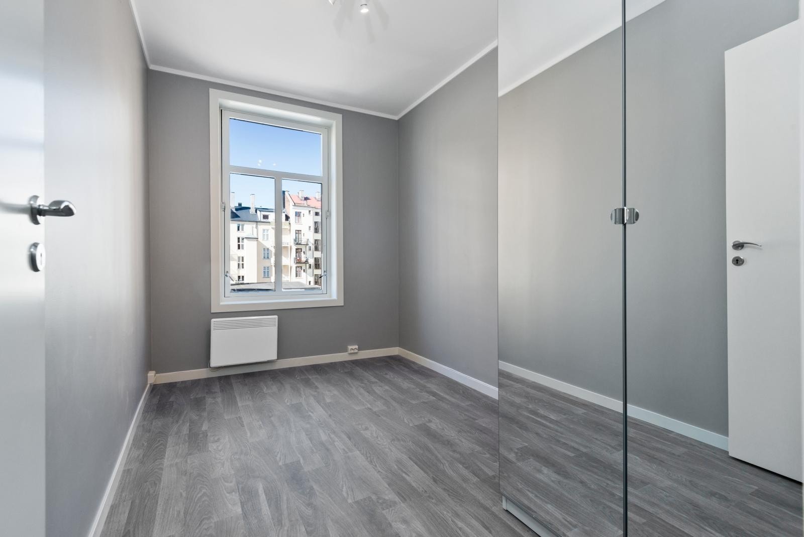 Soverom med garderobe - vender mot miljøgate Galleribilde