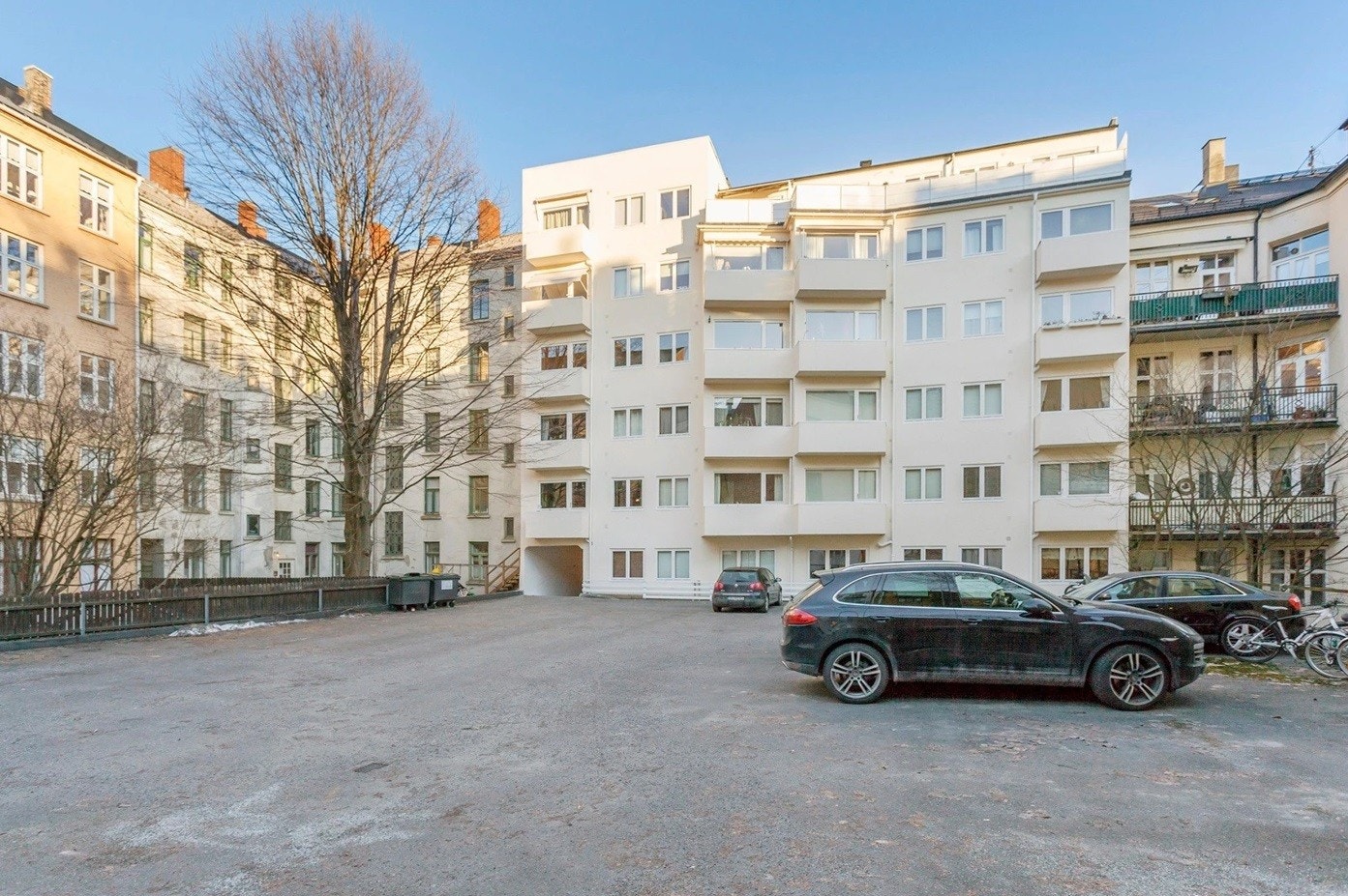 Rolig innegård Galleribilde