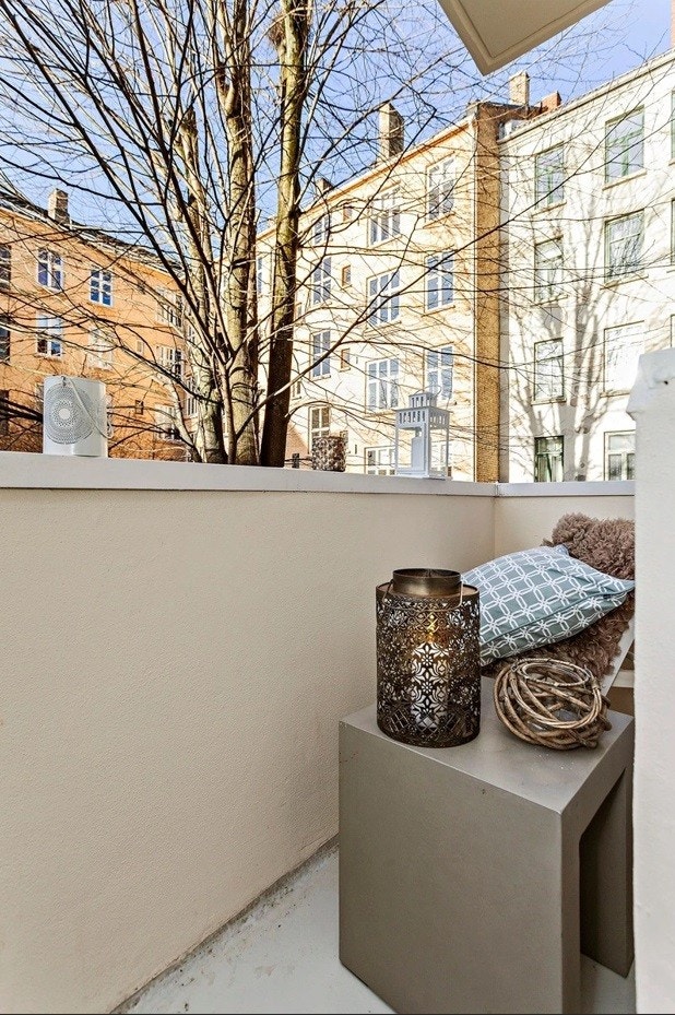 Balkong mot stille bakgård Galleribilde