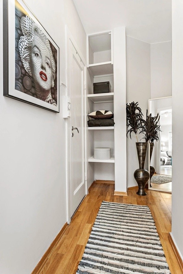 Romslig gang Galleribilde